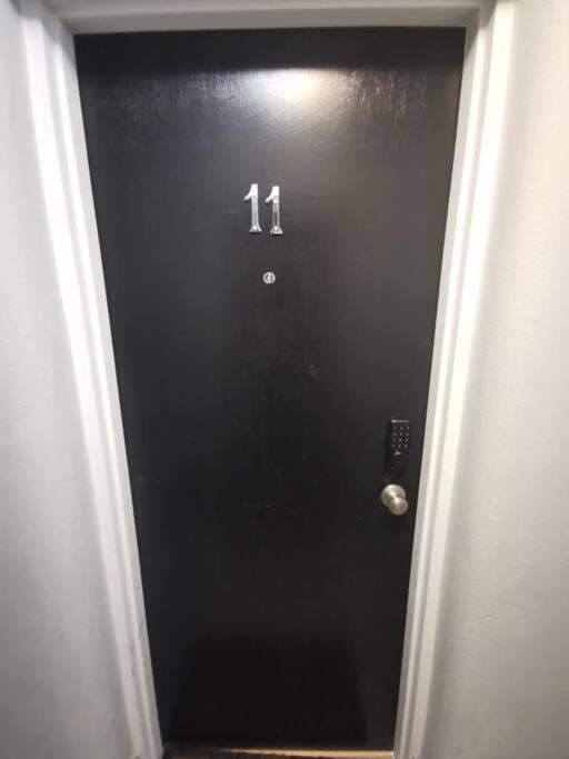 Modern 1 Bedroom Apartment In Wortley Village London Exterior photo