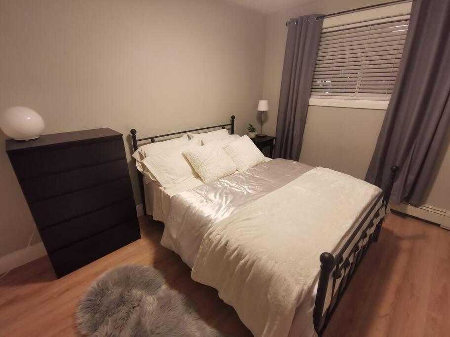 Modern 1 Bedroom Apartment In Wortley Village London Exterior photo
